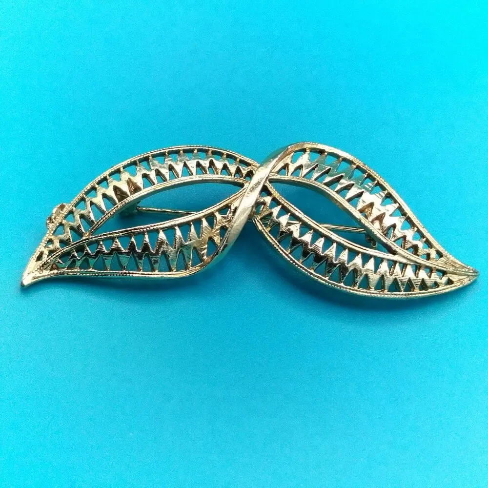 Vintage Gold Tone Filigree Leaf Scroll Brooch Pin Mid Century Modern Style